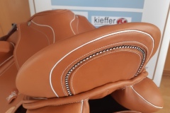 Kira Klass in Haselnuss mit weiss