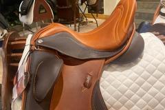 Kira Klass tostada con marron TM