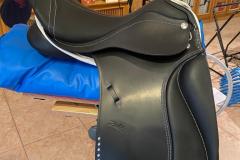 Zaldi-New-Kent-negra-con-blanco-y-remaches-a-medida-EQUIscan-de-BIENESTARCABALLO-3