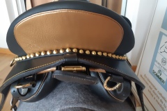 Zaldi-Relvas-negra-y-oro-a-medida-EQUIscan-de-BIENESTARCABALLO-4