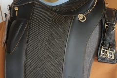 Zaldi-Relvas-negra-y-oro-a-medida-EQUIscan-de-BIENESTARCABALLO-6