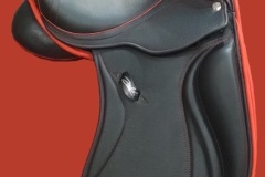 Zaldi-San-Jorge-negra-con-rojo-a-medida-EQUIscan-de-BIENESTARCABALLO