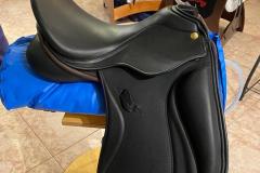 Zaldi-silla-doma-San-Jorge-negra-con-marron-a-medida-EQUIscan-de-www.bienestarcaballo