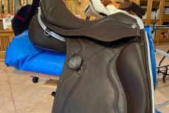 ZALDI-MOT-silla-de-doma-negra-con-plata-de-bienestarcaballo-1