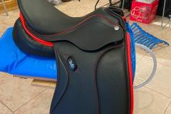 Zaldi-San-Jorge-negra-con-rojo-a-medida-de-BIENESTARCABALLO-