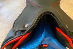 Zaldi-San-Jorge-negra-con-rojo-a-medida-de-BIENESTARCABALLO-1