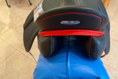 Zaldi-San-Jorge-negra-con-rojo-a-medida-de-BIENESTARCABALLO-3